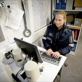 Pohjois-Karjalan eteläisellä alueella kokeillaan maalaispoliisi-mallia. Vanhempi konstaapeli Sari Valkonen tekee sekä järjestyspoliisin että rikospoliisin tehtäviä. Jaakko Kilpiäinen