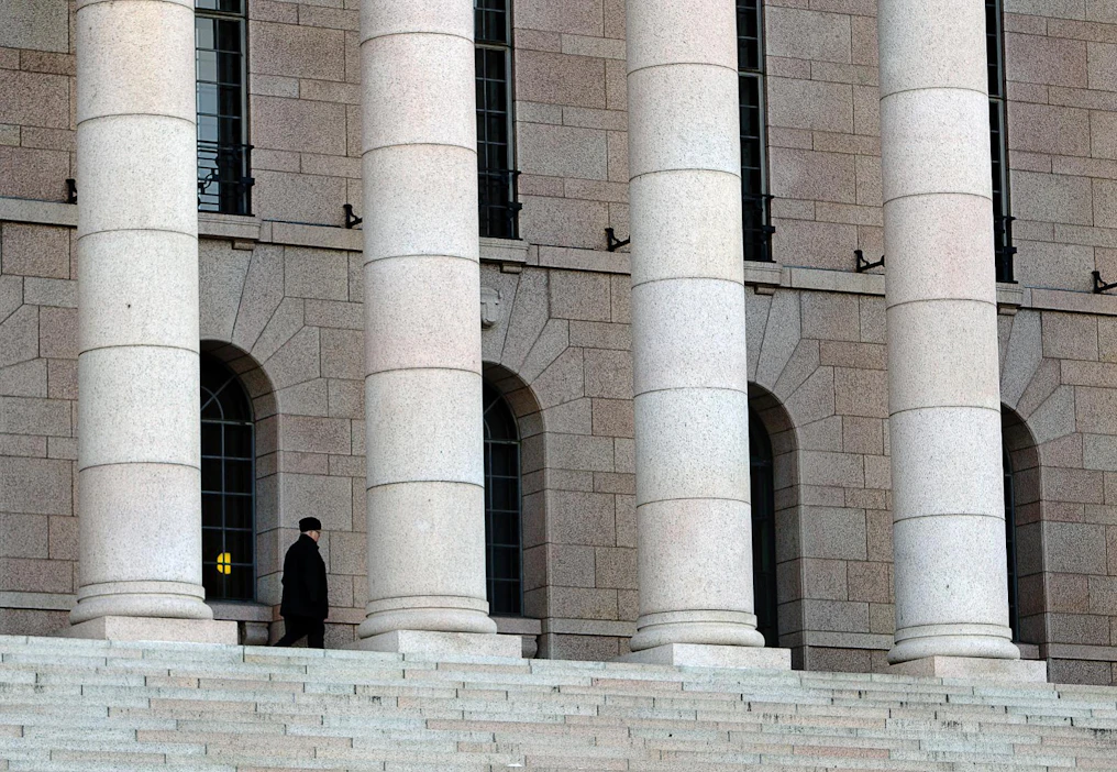 Tutkija Karina Jutila ehdottaa vallansiirtoa hallitukselta eduskunnalle. Politiikan valmistelua johtaisi vähemmistöhallitus, joka sitten sovittelisi asiaa muiden puolueiden kanssa.