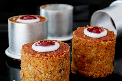 Kapea ja korkea runebergintorttu on yleisin konditorioiden tuote.