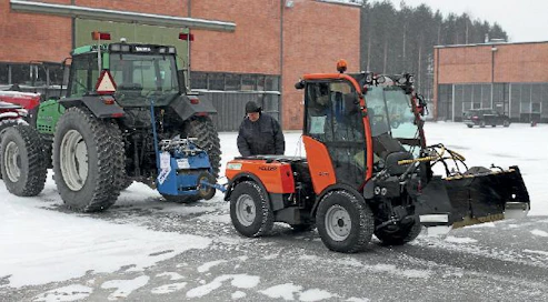 Koneiden vetovoimat mittasi MTT Vakola. Laitteisto purki vaijeria vakionopeudella ja taltioi vetotehon 2 km/h nopeuteen saakka.