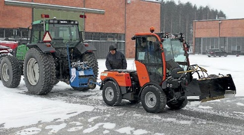 Koneiden vetovoimat mittasi MTT Vakola. Laitteisto purki vaijeria vakionopeudella ja taltioi vetotehon 2 km/h nopeuteen saakka.