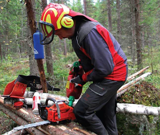 Pfanner Ventilation -asukokonaisuus ja Integral -kypärä muodostavat hyvän yhdistelmän hakkuun yleisasuksi. Tuulettuvuus on hallinnassa kokonaisuutena ja työskentely on miellyttävää. Molemmat ovat saatavissa joko hilllityllä harmaa-punaisella, tai räväkämmällä keltapunaisella huomiovärityksellä.