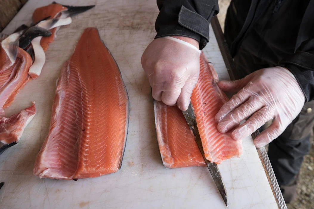 Kirjolohifileen grillaamiseen paras lämpötila on 170–180 astetta. Kalafilee valmistuu grillissä noin 20 minuutissa.