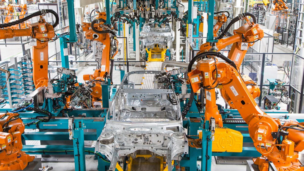Valmet Automotive on käynnistänyt historiansa suurimman rekrytointikampanjan, jolla haetaan yli 1 000 uutta autonrakentajaa Uudenkaupungin autotehtaalle.