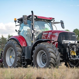 Case IH Puma 220 MultiController -traktorissa oli testiryhmän mielestä miellyttävän hiljainen ohjaamo.