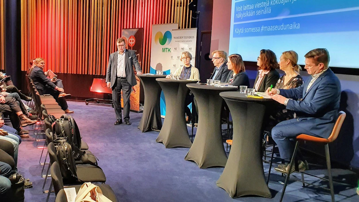 MT:n päätoimittaja Jouni Kemppainen (vasemmalla) veti ilmastokeskustelua MTK:n ja OP-ryhmän yhteisillä toimihenkilöpäivillä torstaina Vantaalla. Paneelin osallistuivat (vasemmalta) Arja Mustonen Lukesta, Markku Ollikainen Helsingin yliopistosta, Kaisa Pihlaja MTK:sta, Eija Hagelberg BSAG:sta, Kati Ihamäki OP:sta ja Jyrki Wallin MTK:sta.