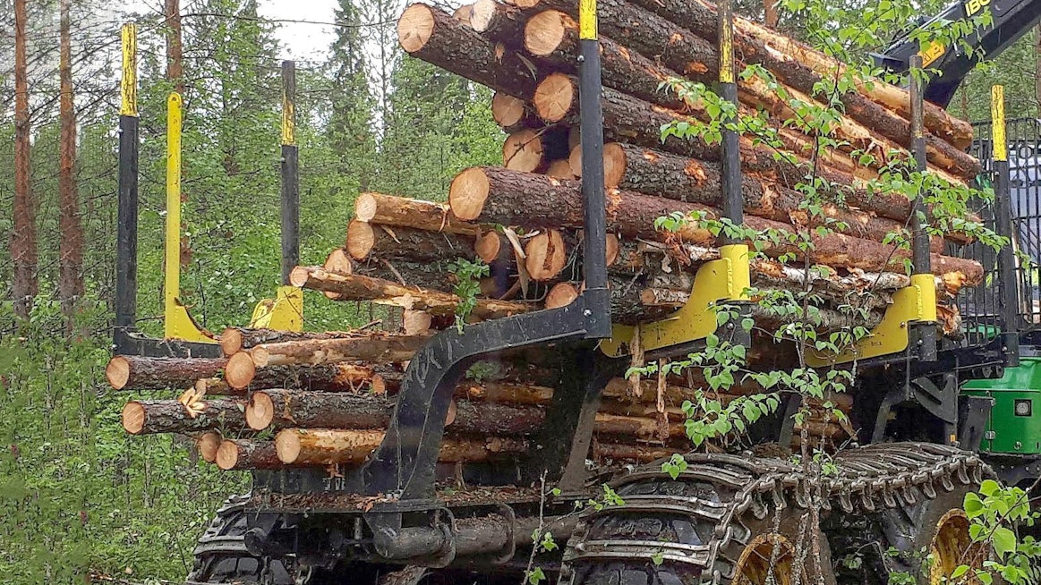 Harvennushakkuulla yhden puulajin metsissä on mahdollista käyttää vain toisen puolen lisäpankkoja. Niiden muodostamiin taskuihin sopivat esimerkiksi pikkutukit tai parrut. Tarpeettomat karikat ovat käännettynä pitkittäissuuntaan, jolloin ne eivät pienennä kuormatilaa tai haittaa kuorman purkua. Pystykarikoiden korkeuden ansiosta puoliskot voidaan purkaa kerralla tyhjiksi, mikä vähentää tarvetta liikkua varastopaikalla.
