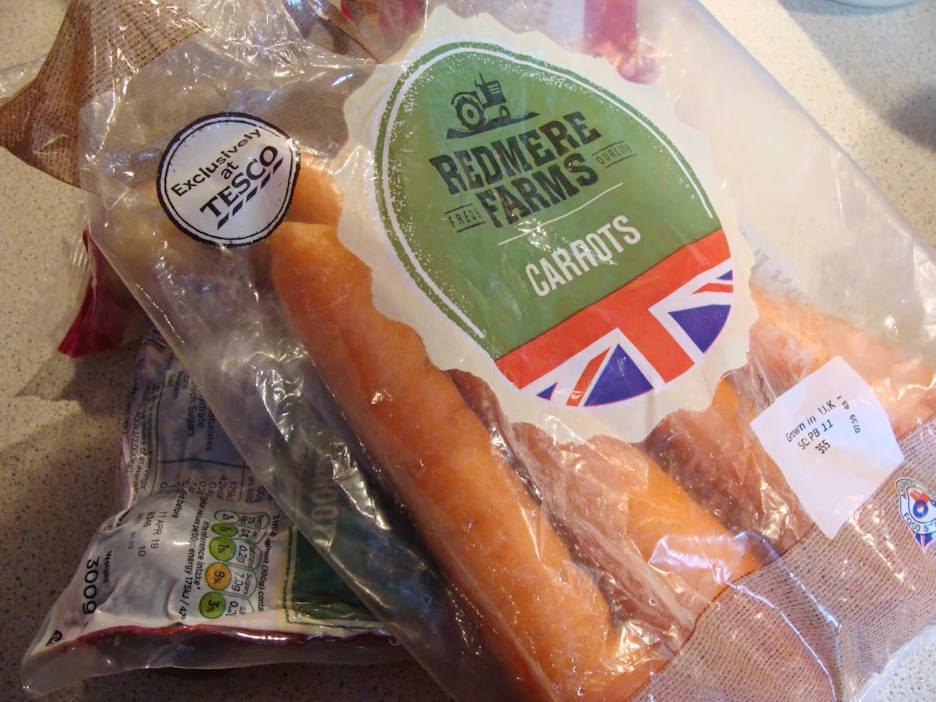 Porkkapussin oikeassa alakulmassa oleva Red Tractor -logo takaa, että pussissa on taatusti brittiläisiä porkkanoita, joiden tuotantoketju on jäljitettävissä tilalle saakka.