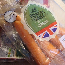 Porkkapussin oikeassa alakulmassa oleva Red Tractor -logo takaa, että pussissa on taatusti brittiläisiä porkkanoita, joiden tuotantoketju on jäljitettävissä tilalle saakka.