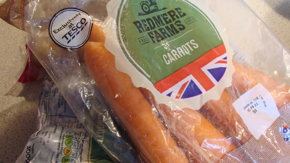 Porkkapussin oikeassa alakulmassa oleva Red Tractor -logo takaa, että pussissa on taatusti brittiläisiä porkkanoita, joiden tuotantoketju on jäljitettävissä tilalle saakka.
