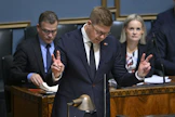 SDP:n puheenjohtaja Antti Lindtman. Taustalla kokoomuksen Petteri Orpo ja perussuomalaisten Riikka Purra. LEHTIKUVA / Vesa Moilanen. 