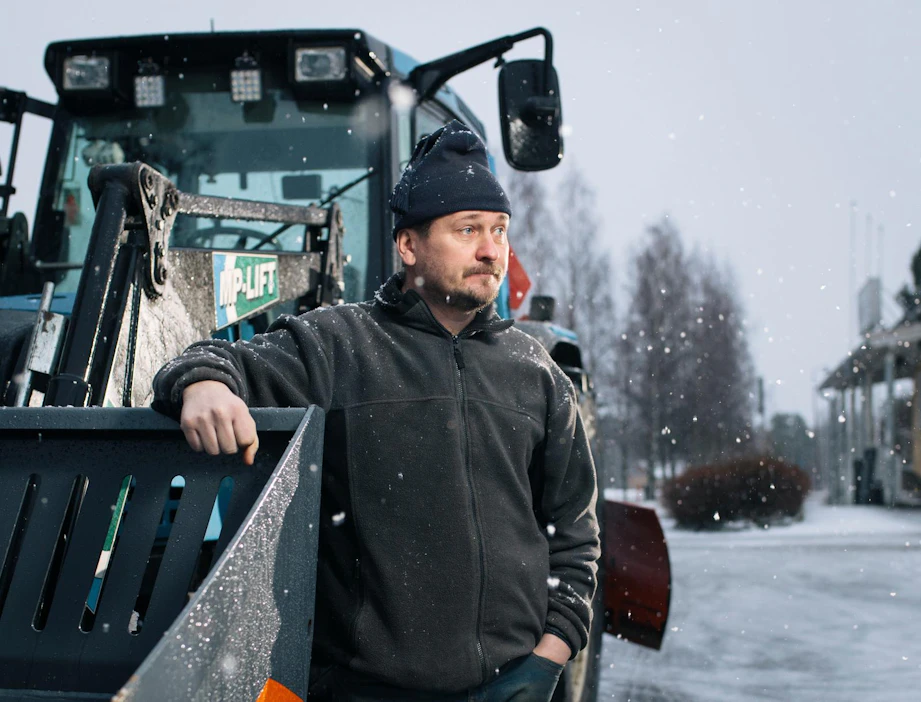 Juhana Arolan mukaan nelostien kunnossapitoyhtiö Siikalatvalla ajettiin konkurssiin, kun urakointisopimus irtisanottiin kestämättömin perustein. Tiet jäävät hoitamatta, kun tosipaikka tulee ja ammattitaitoiset yrittäjät on heitetty ulos, hän ennustaa.