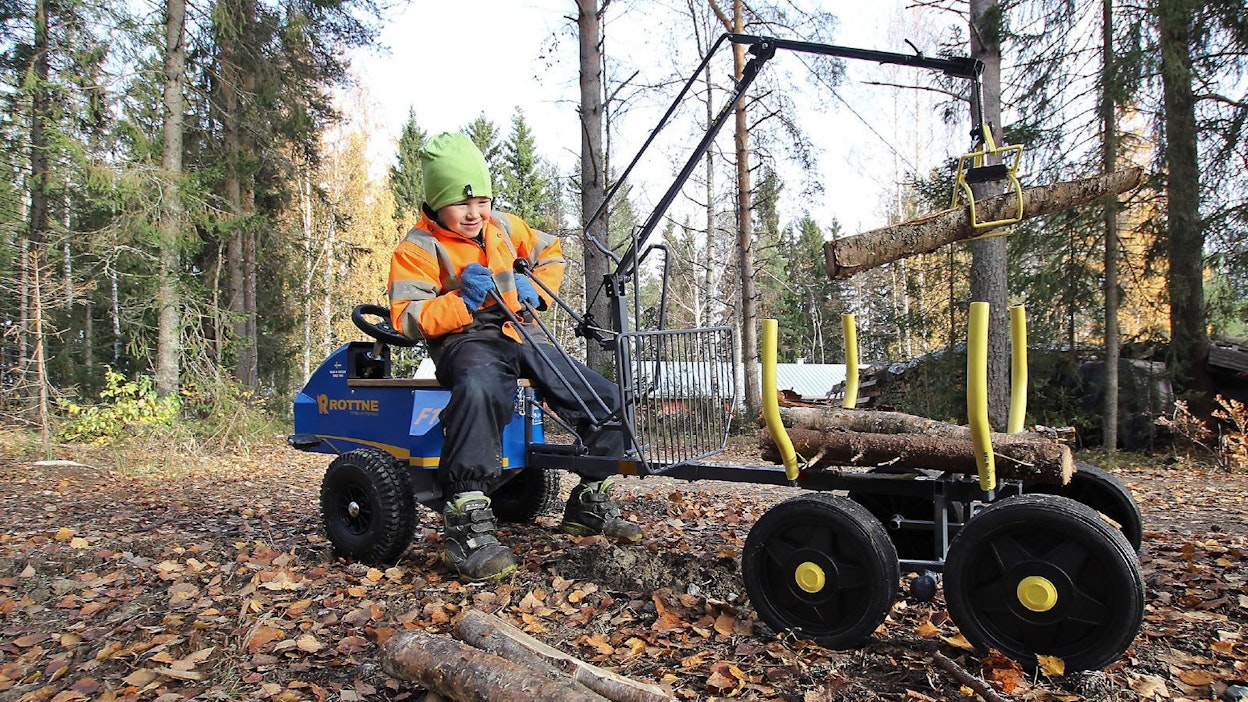 Rottne FI1:n omapaino on 41 kg. Kuljettajan maksimipainoksi kerrotaan 50 kiloa.