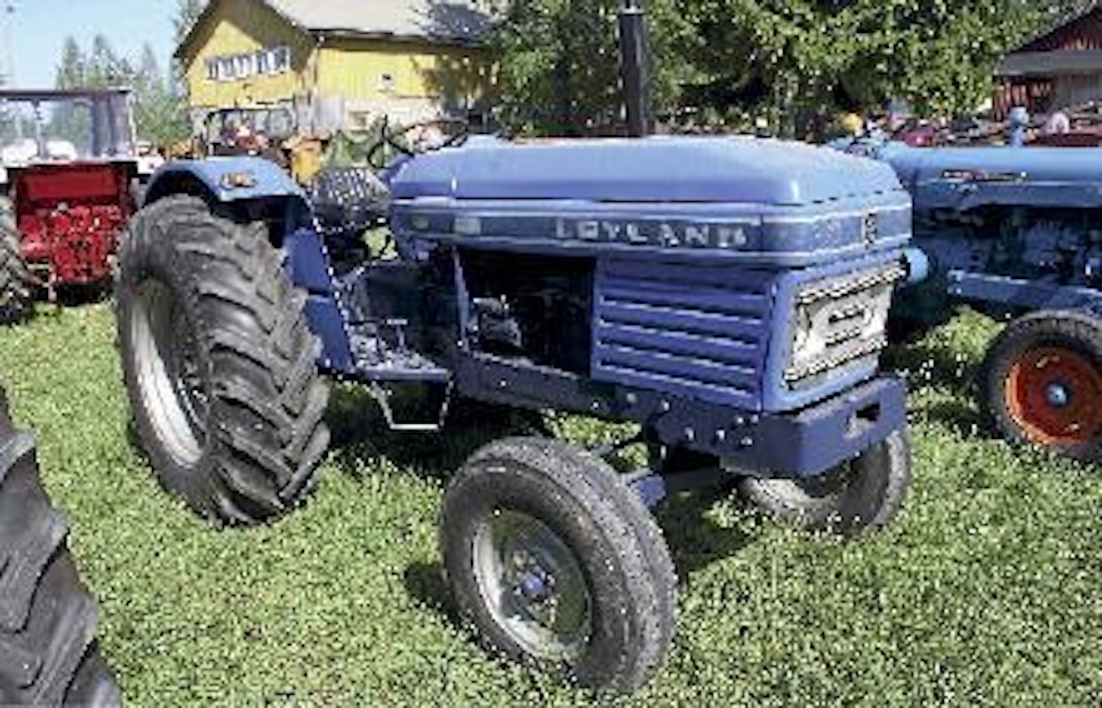 Nuffield pysyi koko tuontisäännöstelyn jälkeisen ajan viiden eniten myydyn traktorimerkin joukossa, mutta 1960-luvun puolivälin jälkeen sen suosio alkoi meillä hiipua. Merkin vaihtuminen Leylandiksi vuonna 1969 ei korjannut asiaa yhtään, vaan aiheutti entistäkin pahemman notkahduksen. Uudentyylinen ulkoasu tuskin vaikutti asiaan, paremminkin hyvin verkkainen tekninen kehitys. Leyland 384 oli ensimmäisen sarjan suurin malli, teho 70 hv ja paino ohjaamolla 2 580 kg.  (Iisalmi)