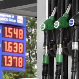 Kuluttajahintoja nosti Tilastokeskuksen mukaan eniten muun muassa bensiinin kallistuminen.