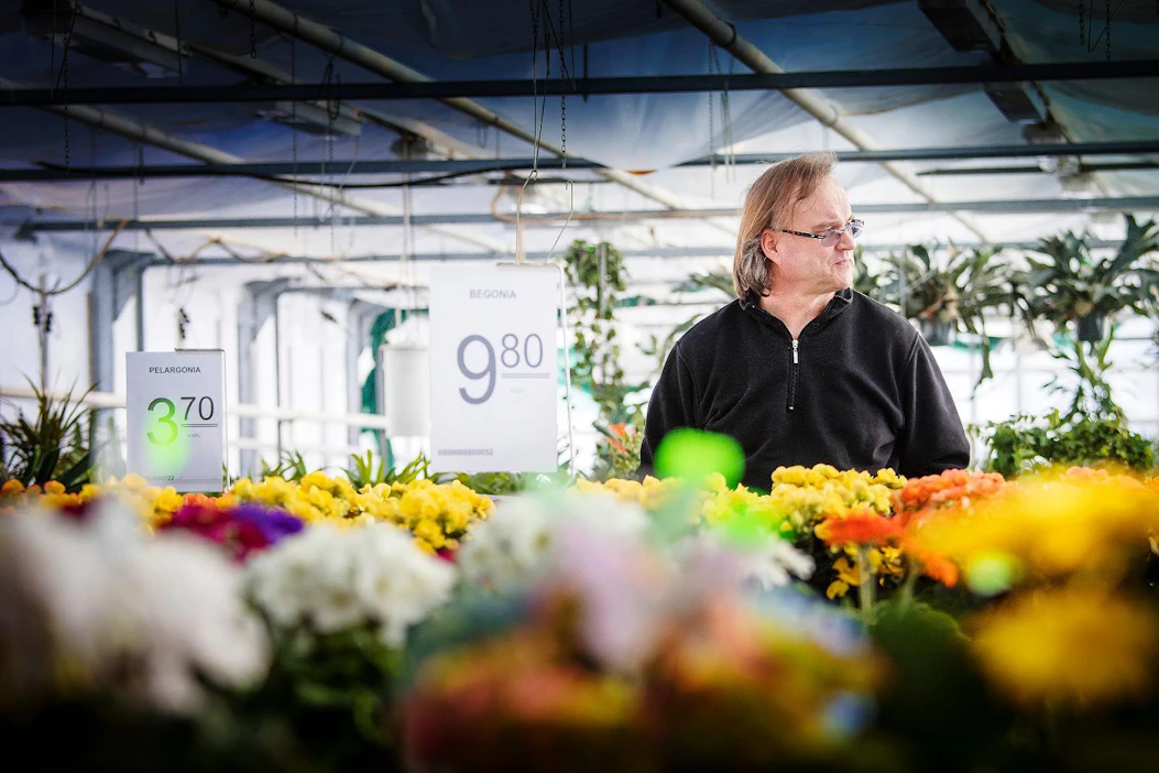 Yrittäjä Juha Rimpiläinen pyrkii pitämään myymälän ovet lähes joka päivä auki, sunnuntaivuorot hän tekee itse.