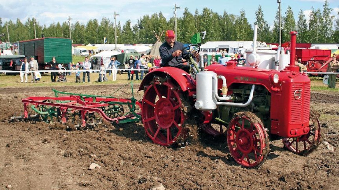 Volvo T-41 oli aikanaan suuri traktori: 4,48-litrainen ja 4-sylinterinen moottori tuotti puukaasulla 40 hv, kaikkine varusteineen kone painoi 2500 kg. Vaihteita oli 5 ja nopeudet sai valita väliltä 3,5–16,2 km/h. Voimanotto kuului vakiovarustukseen, samoin 12V sähkölaitteet valoineen ja käynnistysmoottoreineen.
