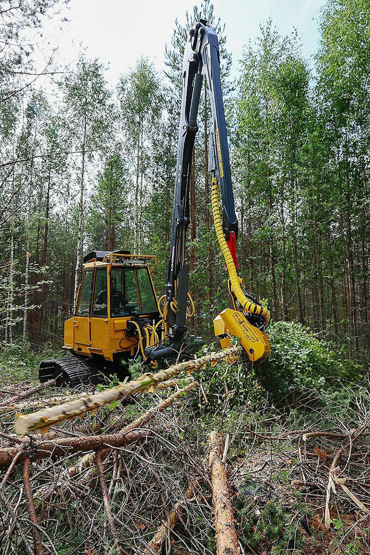 Forst on suunniteltu kevyimpiin harvesterialustoihin. Sitä onkin asennettu alle 10 tonnin painoisiin uusiin ja käytettyihin alustakoneisiin, kuten kuvan Nokka Jokeriin. Forst soveltuu myös pitkäpuomisiin kevyempiin keskiraskaisiin alustakoneisiin.