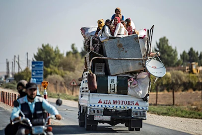 Syyrian kurdisiviilit pakenevat Turkin sotilasoperaatiota torstaina.