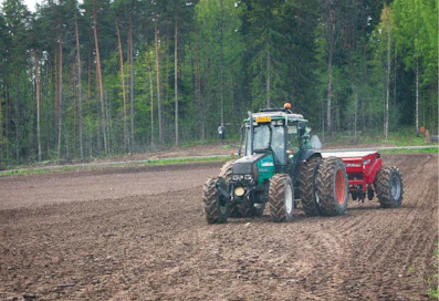 Ensimmäisen vuoden opiskelijat antavat kylvönäyttöjä. Iso osa koulutuksesta on maatalousalan opintoja ja käytännön töiden harjoittelua. Opetustilalta löytyvät kaikki tavalliset maatalouden työkoneet kylvöstä korjuuseen.