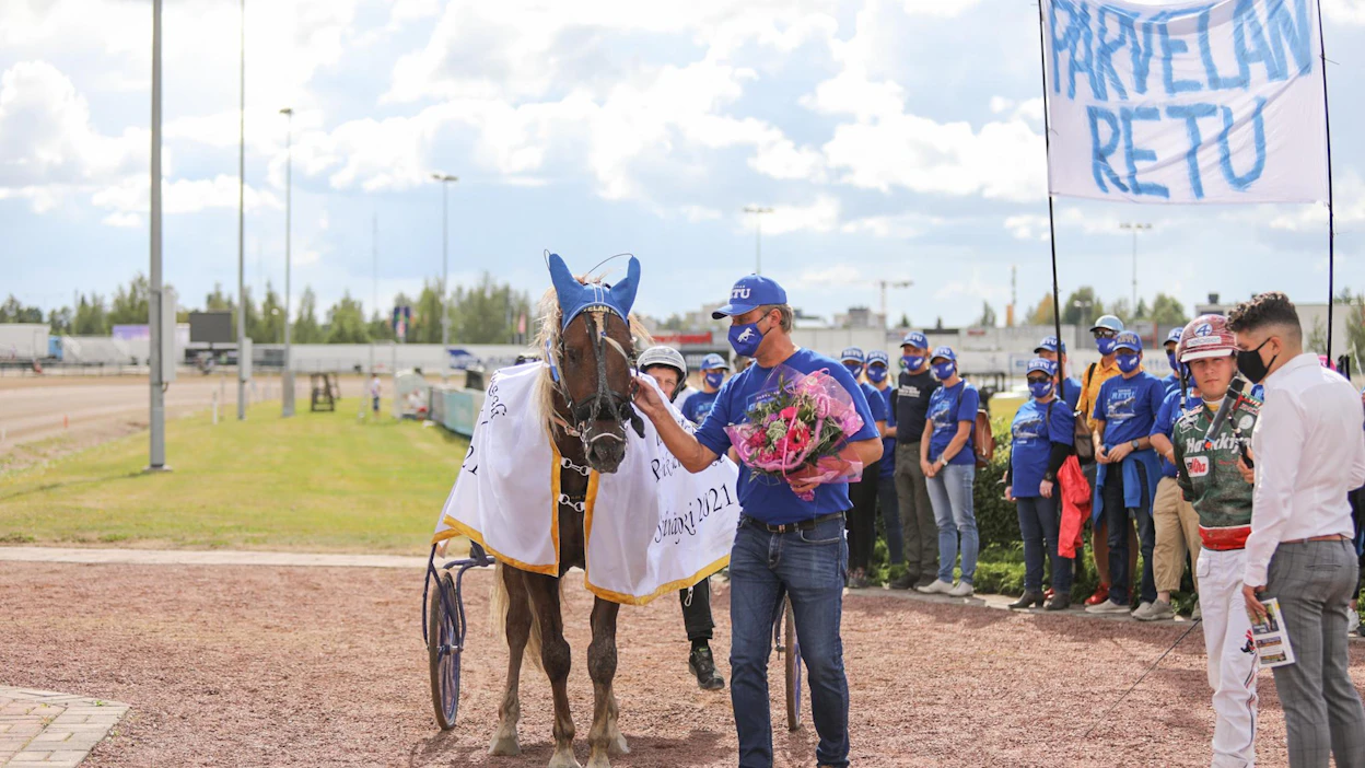 Marjo Vannisen kasvattama ja Lakos Team Oy:n omistama Parvelan Retu passasi viime kesänä kuninkuuskisan, ja ori juhli samana viikonvaihteena ajetussa Kuusivuotispokaalissa. Parvelan Retun meriittilista on jo tässä vaiheessa uraa mittava. Ori on voittanut muun muassa Kriteriumin, Derbyn, Pohjoismaiden mestaruuden, Suur-Hollola-ajon, Satakunta-ajon, Oulu Expressin, Varsakunkun, Pikkuprinssin, Pikkukunkun ja kaksi kertaa Satakunta Seniorin.