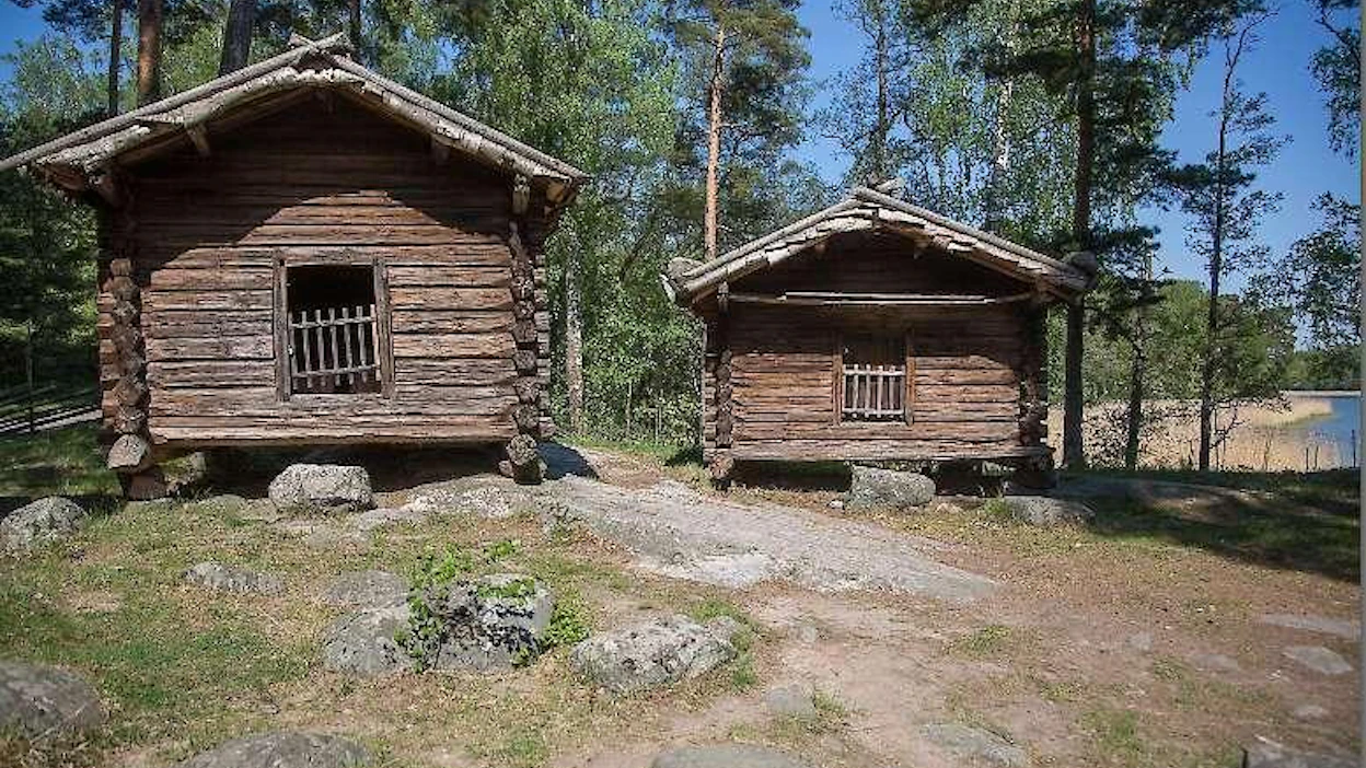 Konginkankaalta Seurasaareen siirretyn Niemelän torpan aittojen joukossa on vuodelta 1794 peräisin oleva Liisan aitta (oik). Sen oven yläpuolella lepää hirsien varassa leveä ruumislauta.