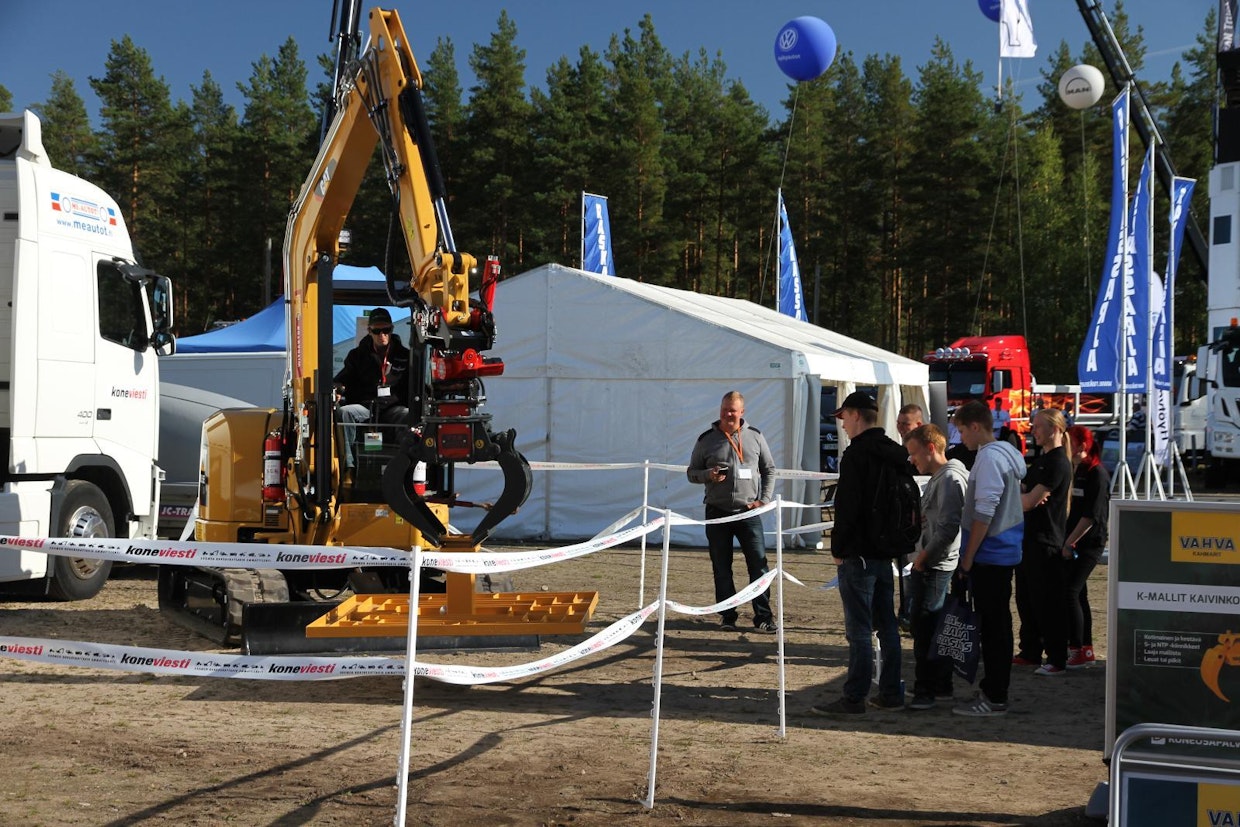 Koneviestin osastolla oli mahdollisuus testata tarkkuutensa kaivukoneen taitokisassa. Tehtävänä oli kuljettaa metallikuula labyrintin läpi. Peruskoneena toimi Cat 308e. Maarakentajat ovat varsin kilpailuhenkistä väkeä, sillä ajoittain osallistujia oli jonoksi asti. Parhaaksi ajaksi kellotettiin 1:15 minuuttia. (AT)