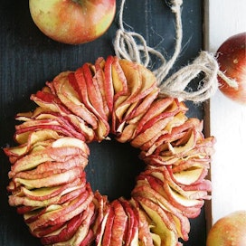 Omenoiden säilöminen kuivattuina naruun pujotettuna on vanha Karjalainen tapa.