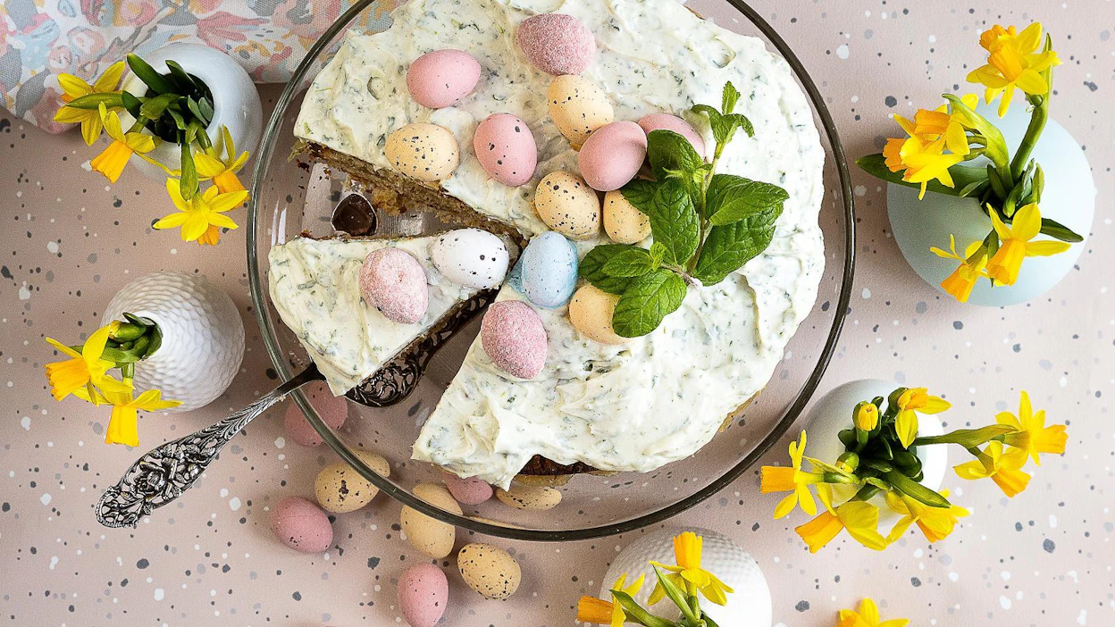Täytä murean limettinen mantelikakku halutessasi vielä lemon curdilla. Pääsiäismunamakeiset juhlistavat sesongin leivonnaista.