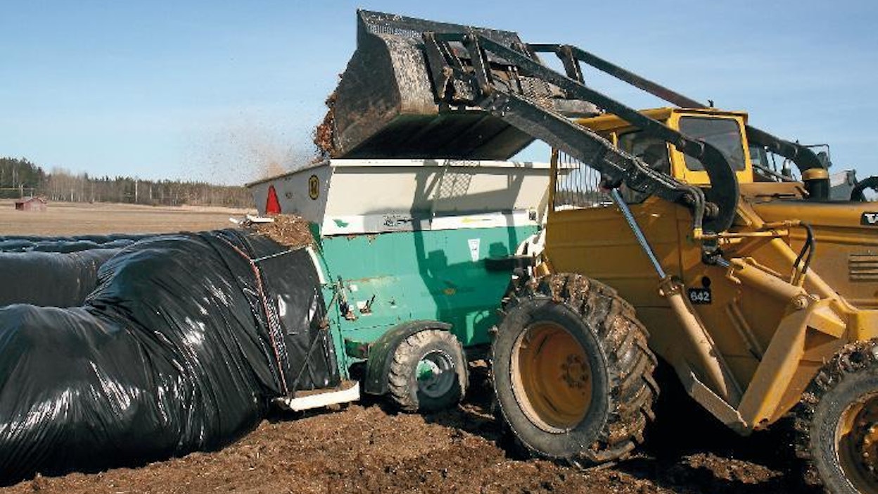 Lannan ominaisuuksia voi parantaa kompostoimalla. Pyöräkuormaaja on tehokas tuubikompostorin täyttöön. Kuvan tuubikompostorin toimintaa on esitelty KV:n numerossa 8/2010