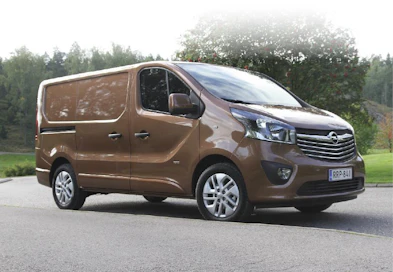 Uudistunut Opel Vivaro tuodaan maahan selkeiden askelmerkkien kera. Yksi varustetaso, yksi moottori kolmella tehoversiolla, etuveto ja manuaalivaihteisto. Alentuneet päästöt ja siten pienempi autovero mahdollistavat aiempaa alemman lähtöhinnan.