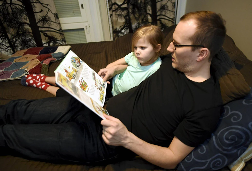 Lukukeskus teki viime keväänä tutkimuksen, jossa selvitettiin, miten korona-ajan poikkeusolot vaikuttivat lapsille lukemiseen. Lähes neljännes vanhemmista kertoi tuolloin lukeneensa lapsilleen tavallista enemmän.