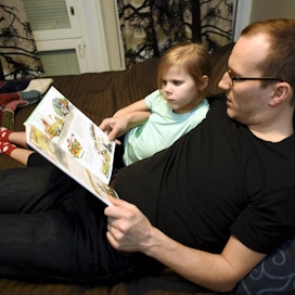 Lukukeskus teki viime keväänä tutkimuksen, jossa selvitettiin, miten korona-ajan poikkeusolot vaikuttivat lapsille lukemiseen. Lähes neljännes vanhemmista kertoi tuolloin lukeneensa lapsilleen tavallista enemmän.