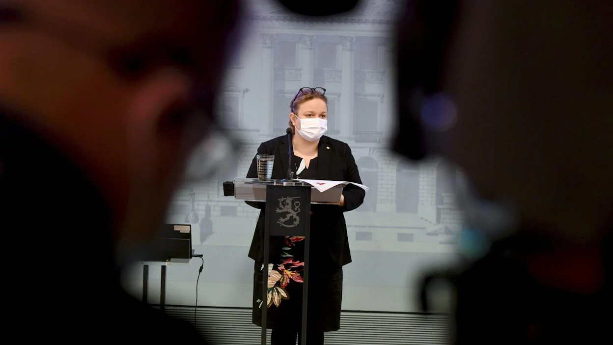Perhe- ja peruspalveluministeri Krista Kiuru (sd.) tiedotustilaisuudessa. LEHTIKUVA / Antti Aimo-Koivisto