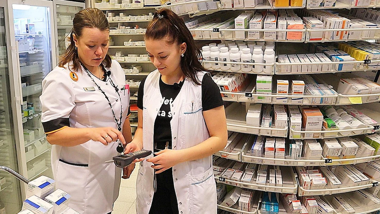 Kesätöissä kasvaa tulevaisuuden osaajia. Ysiluokkalaisia ovat aiempina kesinä työllistäneet kaupan lisäksi esimerkiksi apteekit, maatilat ja kunnat. Korkein työllistymisaste on ollut pienillä paikkakunnilla. Kuvassa Susanna Rissanen Orivedeltä, vieressä proviisori Sari Kanerva.