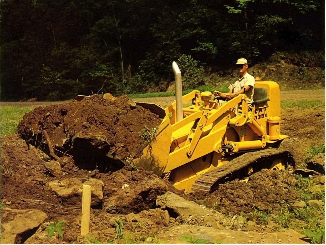 Cat 933 G oli mallisarjansa uusin tulokas vuonna 1966. Telakuormaajien aika oli kuitenkin pian päättymässä. Seuraavan vuosikymmenen alkaessa pyöräkuormaajat ja hydrauliset kaivinkoneet ottivat telakuormaajien paikan työmailla.
