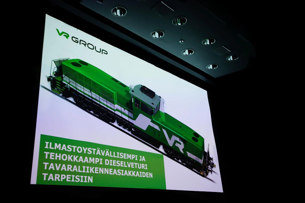 Uusi dieselveturi pystyy vetämään 12 tuhannen tonnin junaa. Kolme veturia yhdessä vetävät 50 tuhatta tonnia.