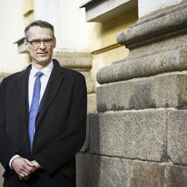 Oikeuskansleri Tuomas Pöysti kehottaa sosiaali- ja terveysministeriötä parantamaan koronavirusepidemian hoitoa koskevan päätöksenteon avoimuutta.