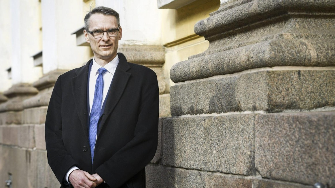 Oikeuskansleri Tuomas Pöysti kehottaa sosiaali- ja terveysministeriötä parantamaan koronavirusepidemian hoitoa koskevan päätöksenteon avoimuutta.