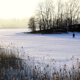 Kävelyt meren jäällä kannattaa jo jättää väliin eteläisessä Suomessa. Jäät saattavat heiketä päivän mittaan nopeasti.