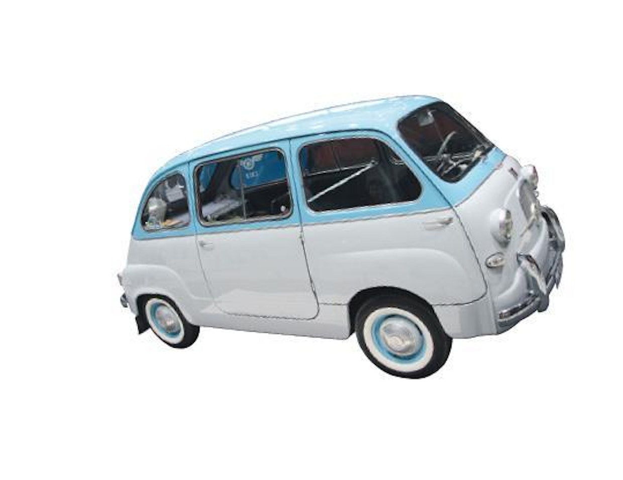 Fiat 600, Pompannappi, Sippi-Viijatti – millä nimellä sitä nyt kutsuttiinkin, oli aikanaan yleinen kulkupeli maaseudulla, kuuluihan se Hankkijan laajaan valikoimaan. Viisi-, jopa kuusihenkinen perhe mahtui siihen hyvin, jos vanhemmat eivät olleet kovin pitkäkoipisia tai yli 100-kiloisia. Suuremmalle joukolle olisi löytynyt ratkaisu tästä Fiat 600 Multipla -tila-autosta. Kolmas penkkirivi on saatu siirtämällä kuskin ja pelkääjän istuimet etuakselin päälle. Tavaratilaa ei tässä ”isopikku”-Fiatissa ole ensinkään, kassit ja kapsekit on pitänyt kuljettaa sylissä.