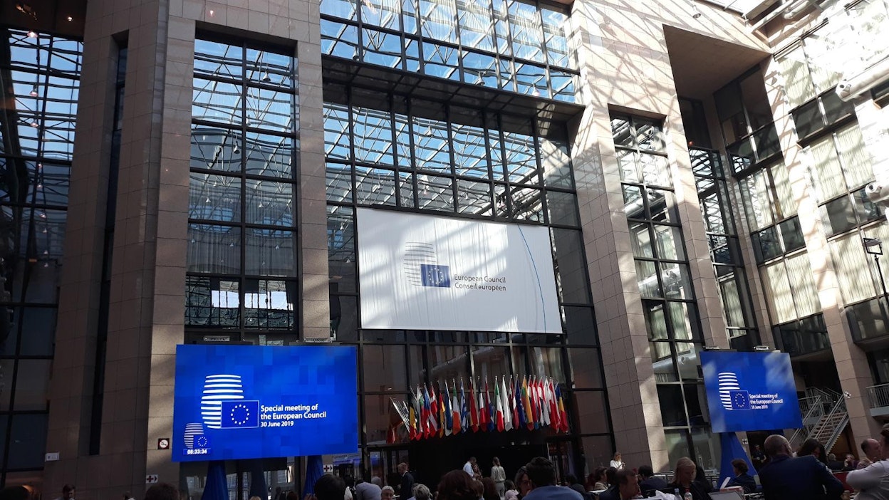 Huippukokous on päätetty maanantaina ja sitä jatketaan tiistaina.