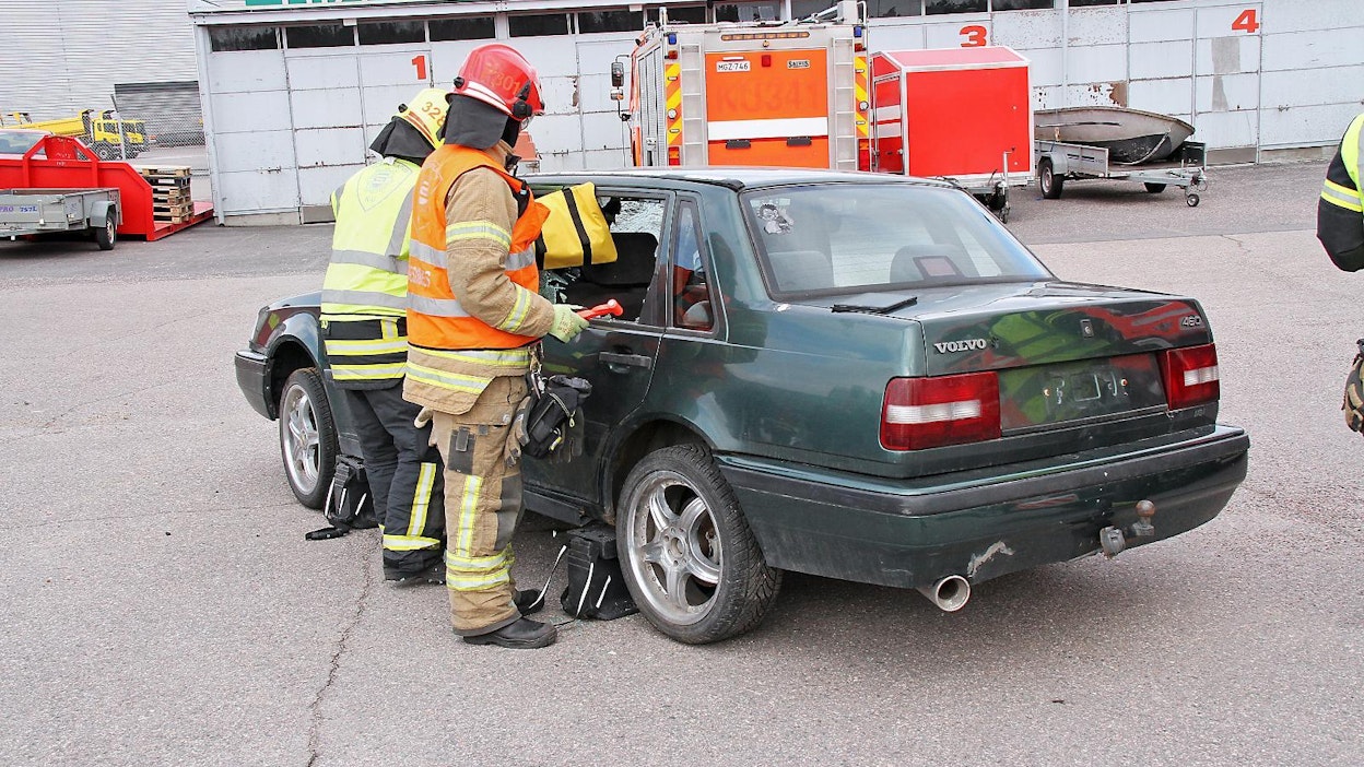 Uhrin irrottaminen onnettomuuteen joutuneesta autosta on nopea toimenpide, johon tottuneelta pelastajajoukolta kuluu normaalitapauksessa vain muutama minuutti. Työ etenee vaiheittain.