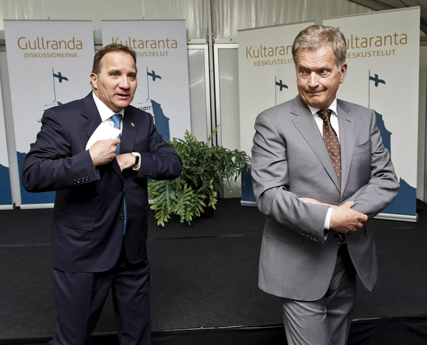 Presidentti Sauli Niinistö (oik.) ja Ruotsin pääministeriksi jälleen valittu Stefan Löfven ovat tavanneet presidentin kesäasunnolla Naantalin Kultarannassa vuonna 2016. LEHTIKUVA / RONI REKOMAA
