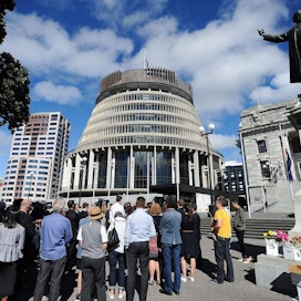 Kieltoa kannattavat mielenosoittajat kokoontuivat parlamenttitalon ulkopuolelle Wellingtonissa. LEHTIKUVA / AFP