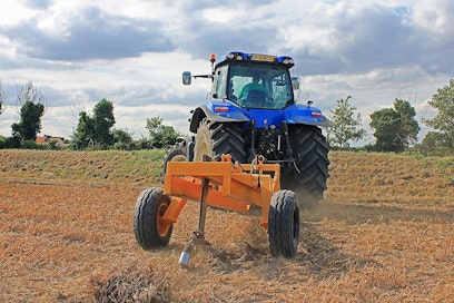 Perinteinen suunnittelu näkyy uusissakin laitteissa. Pitkä runko vastaa maahan vakauttaen kulkua. Työsyvyys on säädettävissä ja lisävarusteena on saatavissa hydraulinen ylikuormitussuoja. Vetokuulan on oltava isompi kuin varsinaisen terän avaama oja.