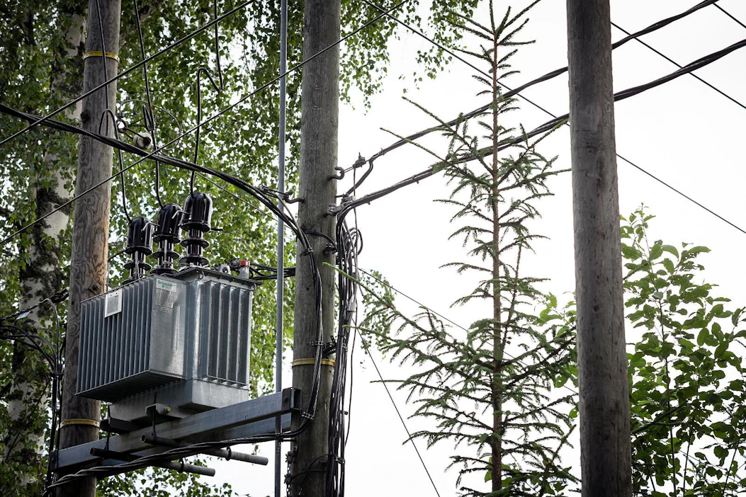 Energiateollisuuden mukaan verkkoyhtiöiden mittavat investoinnit maan sähköverkkoihin ovat kannattaneet ja hyödyttäneet asiakkaita,