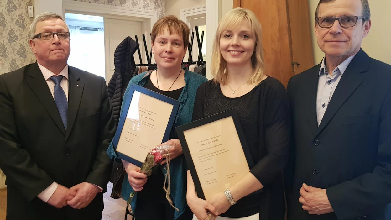 MTK-Varsinais-Suomi palkitsi tänään naisia. Vasemmalla toiminnanjohtaja Paavo Myllymäki vieressään palkitut Mikaela Boijer ja Johanna Kylä-Mattila sekä Varsinais-Suomen Emäntäkoulutuksen kannatusyhdistyksen Mikko Lindberg.