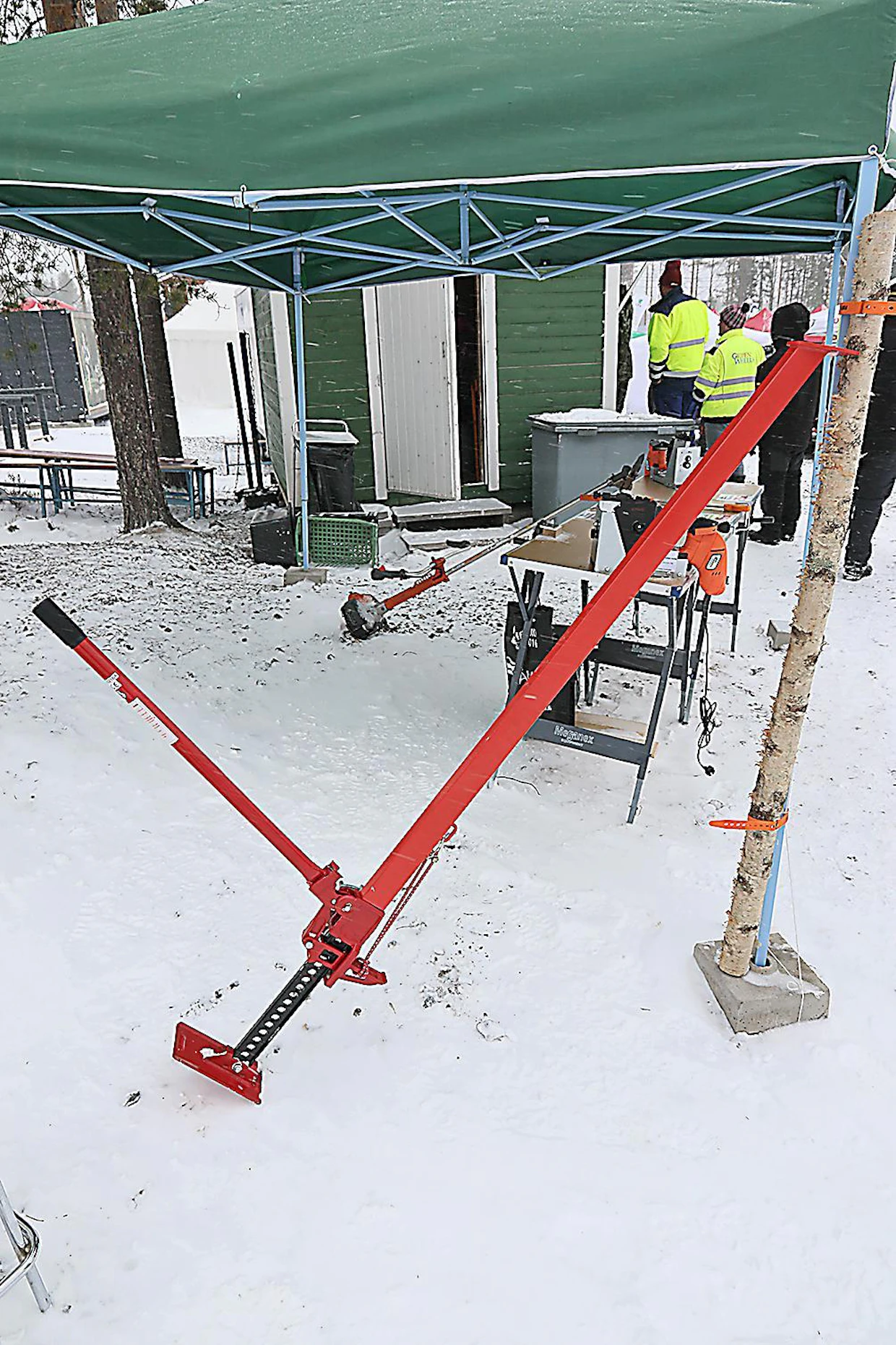 Diastek Oy on tuotteistanut monia ideoita tuotteiksi asti. Mekaaniseen ”maatilatunkkiin” lisävarusteeksi on saatavana Raite-lisäosa. Sen avulla mekaanisesta tunkista tulee kaatoavustin. Hinta on 50 euroa, sis. alv 24 %.