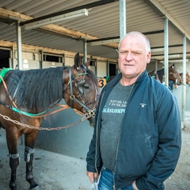 TalkKari-ohjelmasta tuttu raviurheilun moniottelija Kari Lähdekorpi saa jännittää Finlandia-ajossa peräti kolmen osaomistamansa hevosen puolesta.